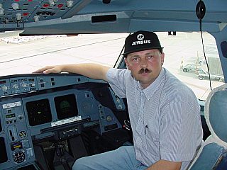 Im Cockpit des Airbus A340 der Khalifa Airways 2003